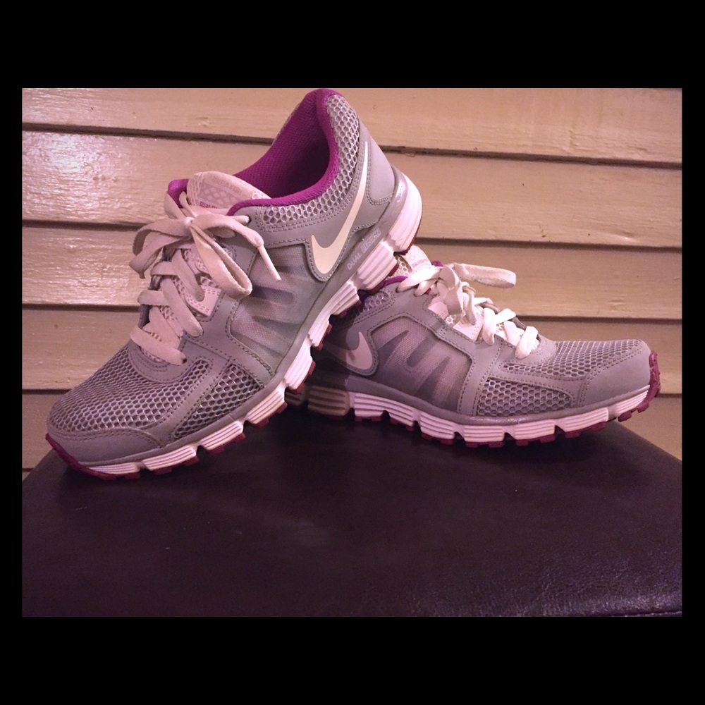 NIKE Dual Fusion Women's Sneaker Sz 8.5